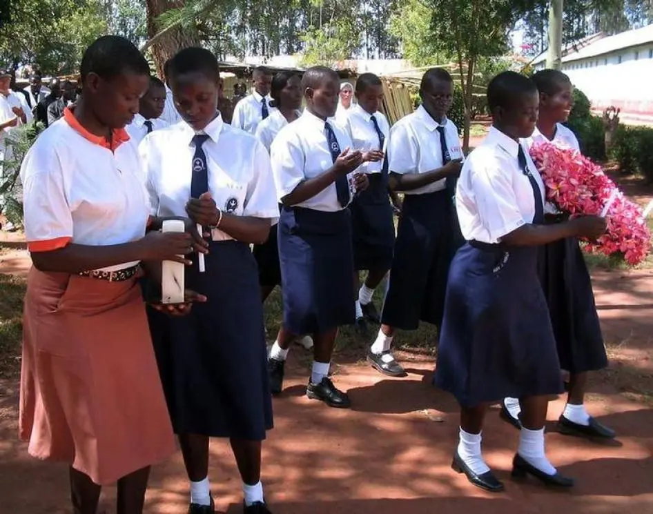 2016-10-uganda-africa-aboke-girls-students